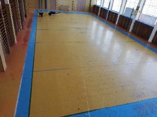 Stará podlaha v telocvični